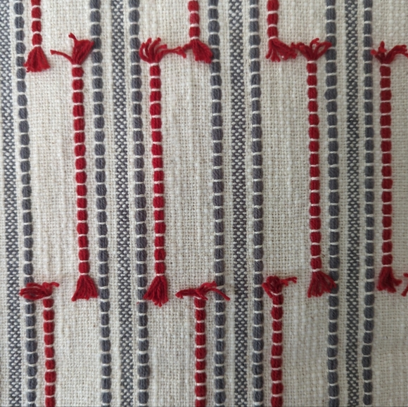 Cynthia Rowley textured table runner - Picture 4 of 6